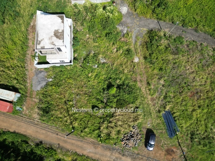 Terrain résidentiel de 474,4 m² à 100 m de la route principale