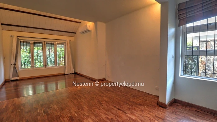 Office of over 500m² 