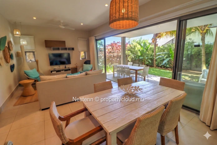 Modern 3-bed apartment with garden and private access to the beach. 