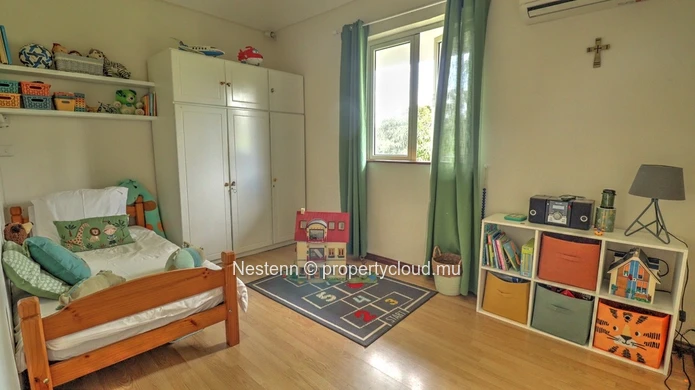 Bienvenue dans cette magnifique maison familiale nichée offrant un cadre de vie exceptionnel. 