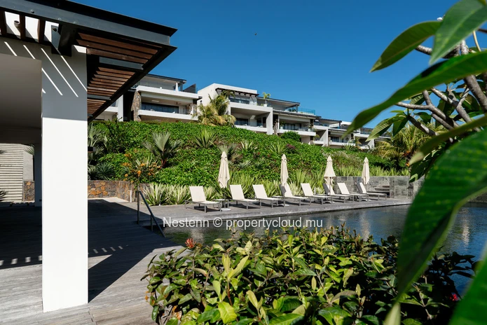 Upmarket 3-bed apartment with seaview. 