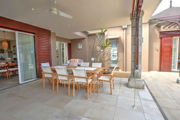 Une villa unique, où modernité et charme tropical se rencontrent.