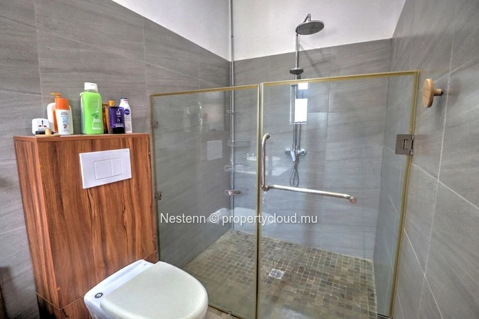 Élégante villa de style balinais sur un terrain de 675 m²