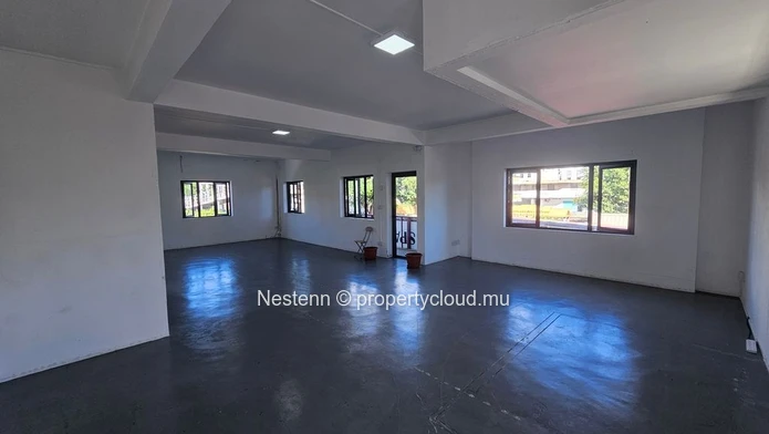 Bâtiment commercial de 223m2