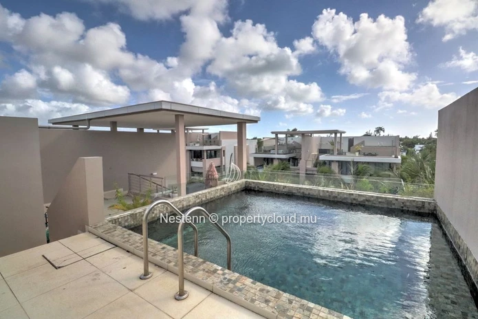 Penthouse moderne et bien agencé de 3 chambres à coucher à quelques minutes à pied de la plage