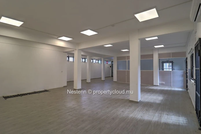 Commercial premises of 204 m² with parking spaces