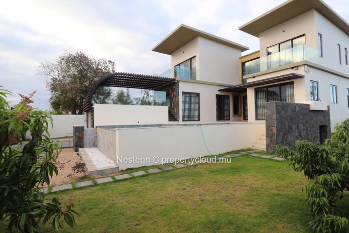 Spacious 6-bed house located near the beach 