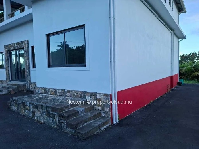 Bâtiment commercial de 340 m² Idéalement situé 
