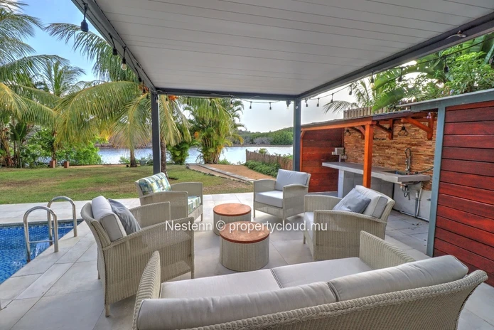 Spacious and bright 300 m2 apartment with swimming pool and garden on the riverside