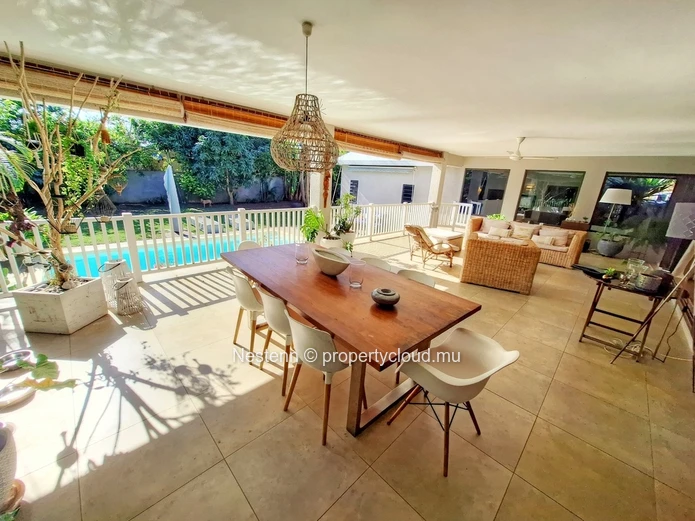 Superbe villa spacieuse de 4 chambres, située dans un quartier résidentiel calme et recherché