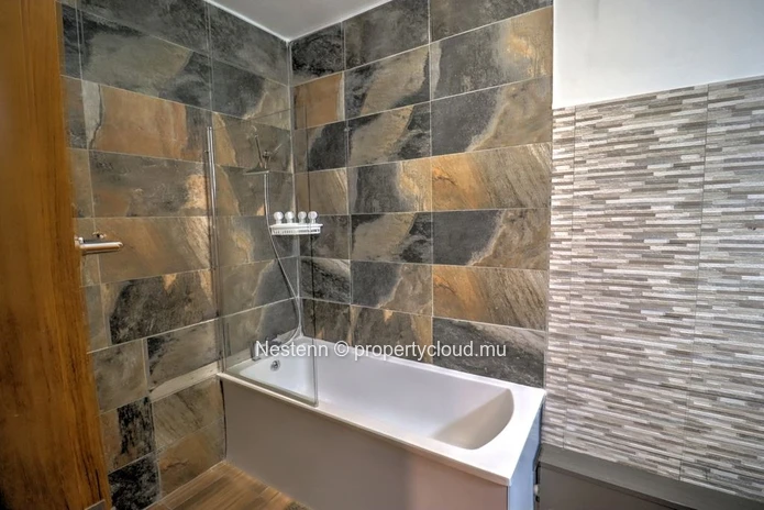 Modern 2-Bedroom Ensuite Apartment with Pool