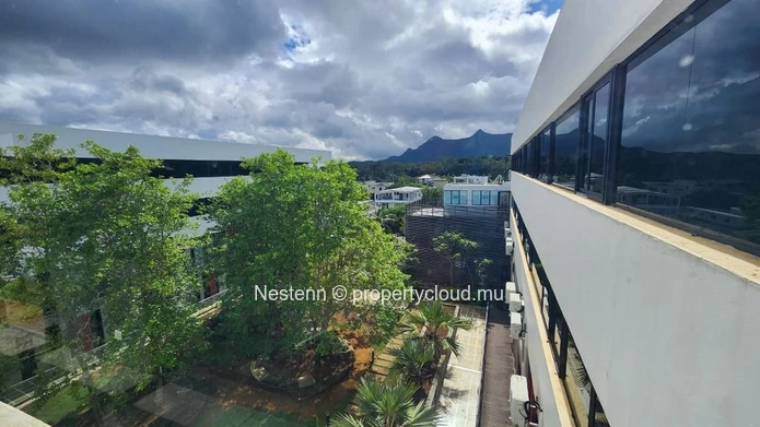 Modern office of 34 m², semi-furnished with one reserved parking