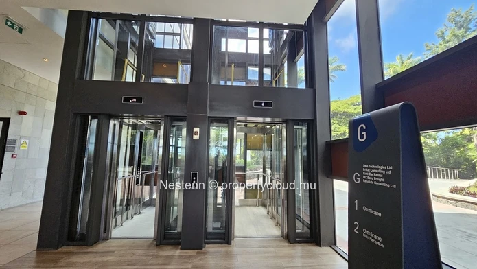 110 m² Office, strategically located near the airport and motorway