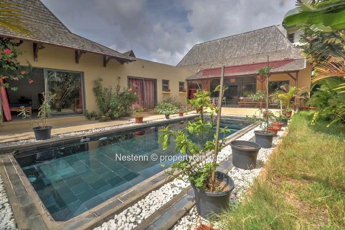 Élégante villa de style balinais sur un terrain de 675 m²
