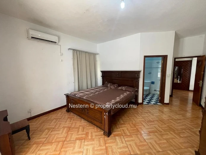 Maison spacieuse de 6 chambres avec piscine privée et garage souterrain.