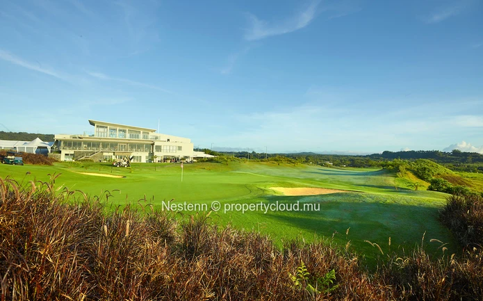 Terrain résidentiel de 1 856 m² dans un lotissement haut de gamme avec vue sur le golf.  