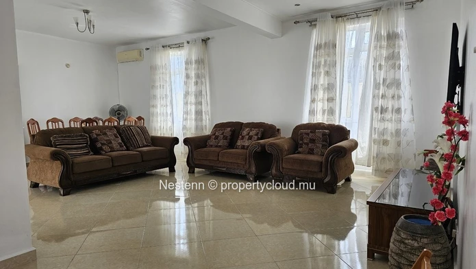 Triplex moderne avec piscine privée et vue mer a quelques pas de marche de la mer