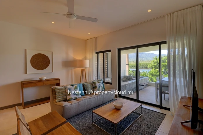 Bel appartement meublé de 3 chambres avec piscine privée et vue sur montagnes.