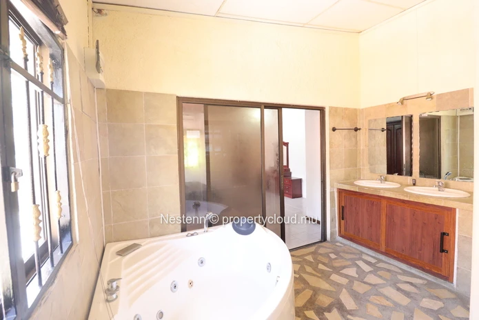 House to renovate near the beach with strong rental investment potential.