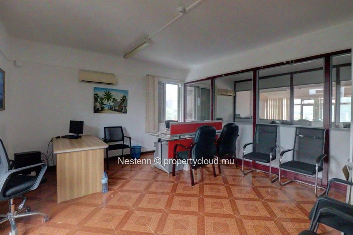 Spacious office on the 1st floor, offering peace and quiet and optimal working conditions.