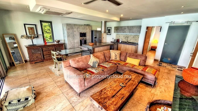 Refined 3-bedroom apartment on the beach