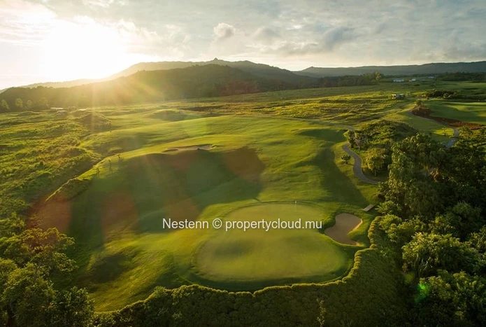 Terrain résidentiel de 2121 m2 sur golf avec vue mer et montagne