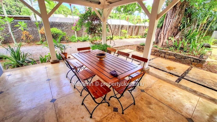Elégante villa de style colonial, nichée dans un vaste jardin luxuriant 