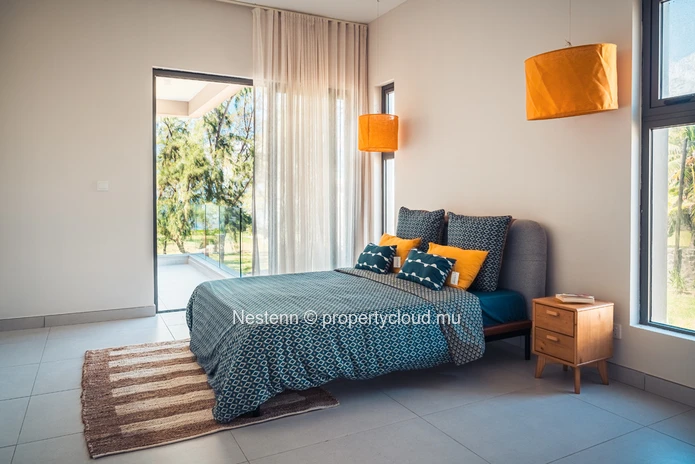 Penthouse contemporain de 3 chambres avec vue sur mer et rooftop privé.