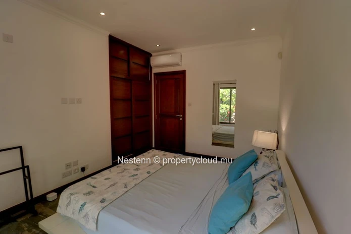 Colonial villa with 4 bedrooms, private pool, and sea access in a good condition