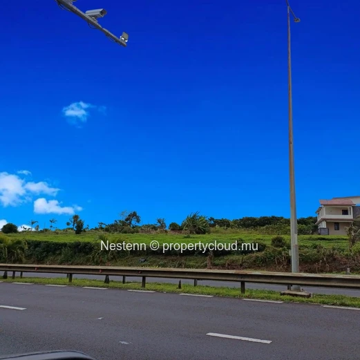 Terrain commercial et résidentiel de premier ordre le long de l'autoroute M2 
