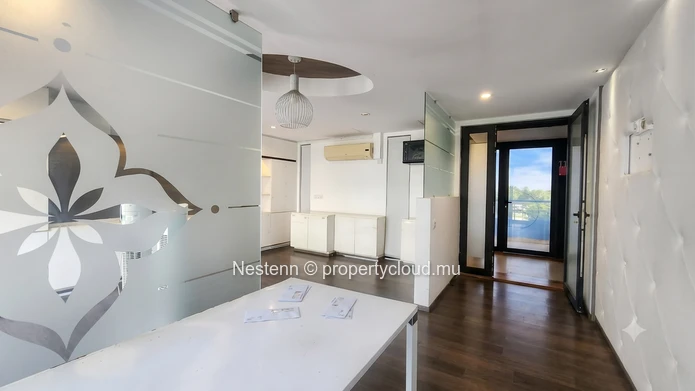 Modern office of 34 m², semi-furnished with one reserved parking