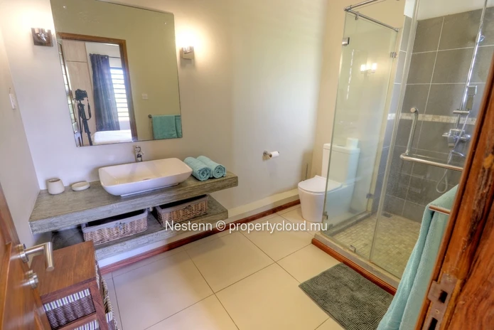 Nice 2-bed apartment in a small residence with swimming pool.