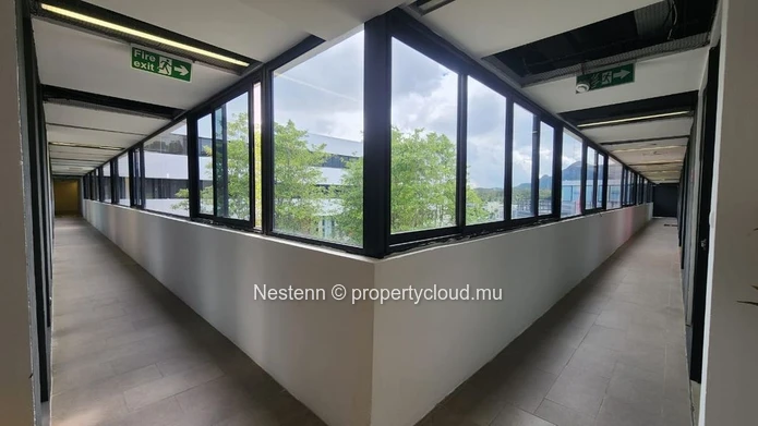 Espace bureau moderne de 30,7 m²