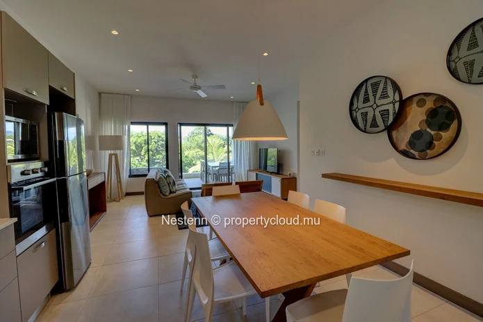 Bel appartement meublé de 3 chambres avec piscine privée et vue sur montagnes.
