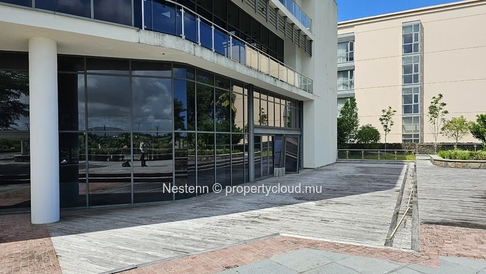 Convenient office space with green surroundings near the airport