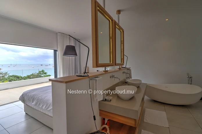 Penthouse de 4 chambres pieds dans l'eau  avec vue mer et montagnes. 