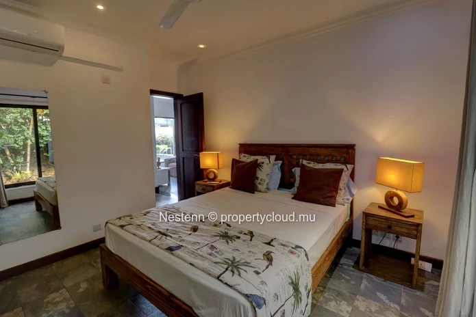 Colonial villa with 4 bedrooms, private pool, and sea access in a good condition