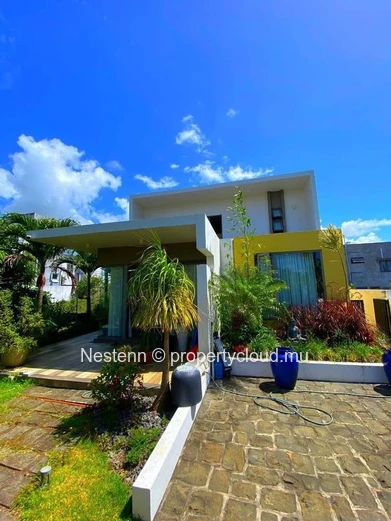 Maison moderne avec 3 chambres et vue sur la montagne.