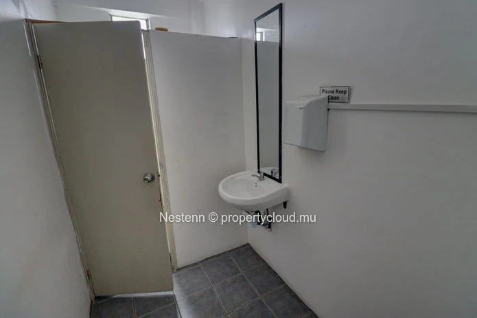 Furnished office on the 4th floor with stunning views of the city center