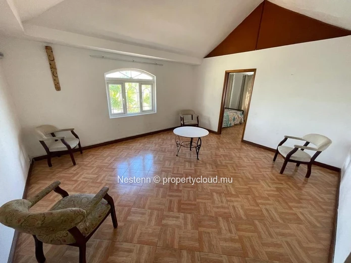Maison spacieuse de 6 chambres avec piscine privée et garage souterrain.