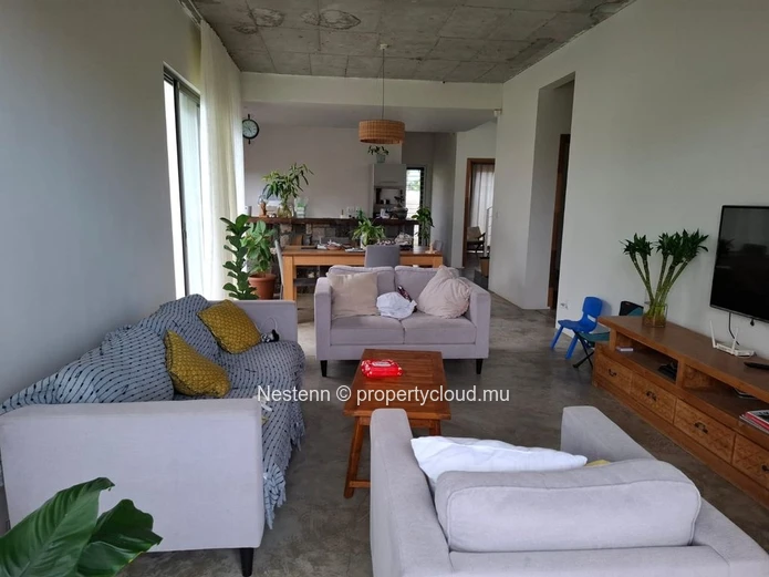 Maison moderne avec 3 chambres et vue sur la montagne.