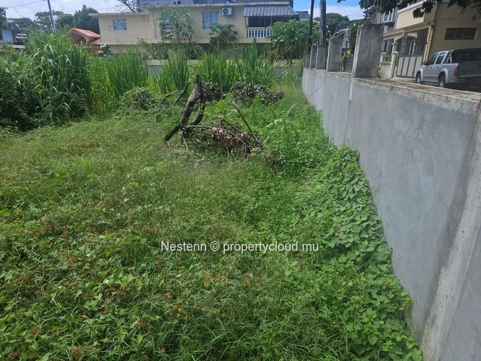 Terrain résidentiel de 21 perches clôturé – Possibilité 2 lots