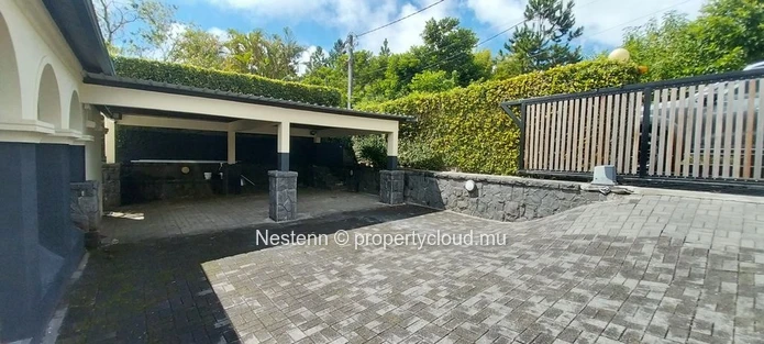 Magnifique villa de 418 m² avec jardin luxuriant, piscine et terrasses panoramiques