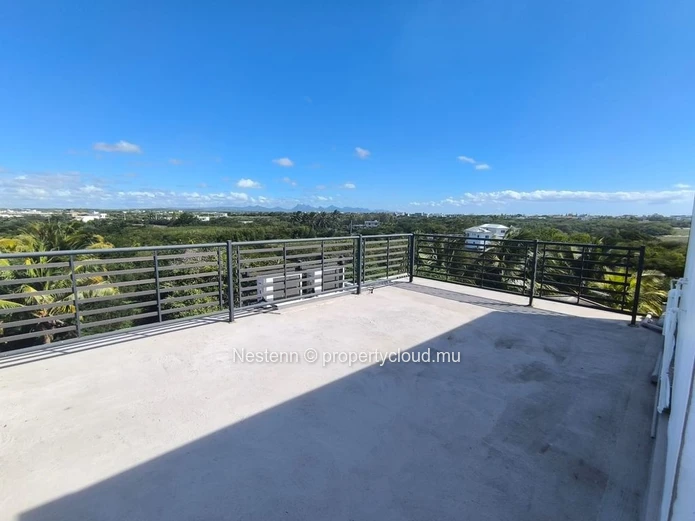 Modern 3-bedroom penthouse in Bain Boeuf with rooftop access, sea views, private lift, and close to shops. New PDS re...