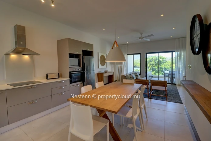 Bel appartement meublé de 3 chambres avec piscine privée et vue sur montagnes.