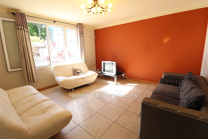 Maison familiale de 3 chambres avec piscine 