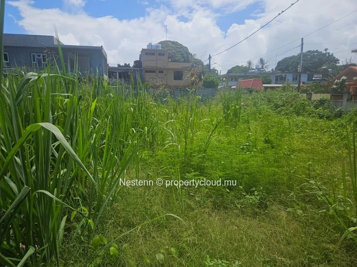 Terrain résidentiel de 21 perches clôturé – Possibilité 2 lots