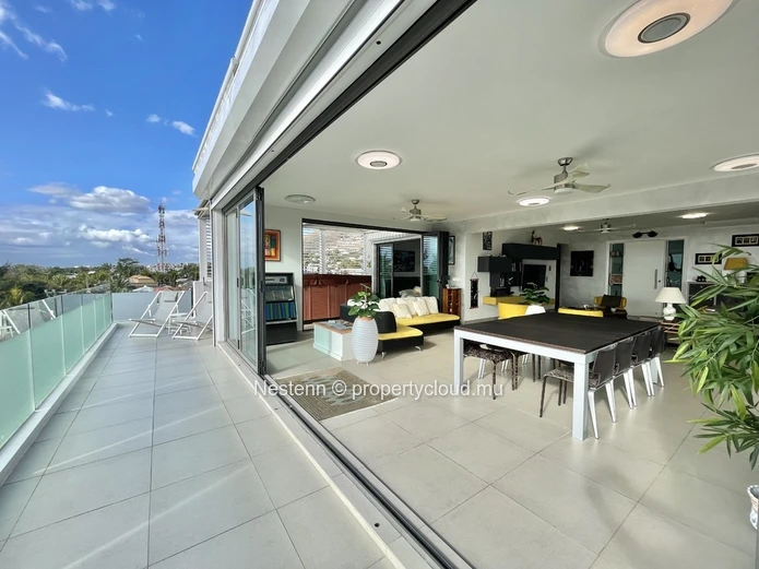 Magnifique penthouse de 3 chambres en suite idéalement situé à côté de la plage 