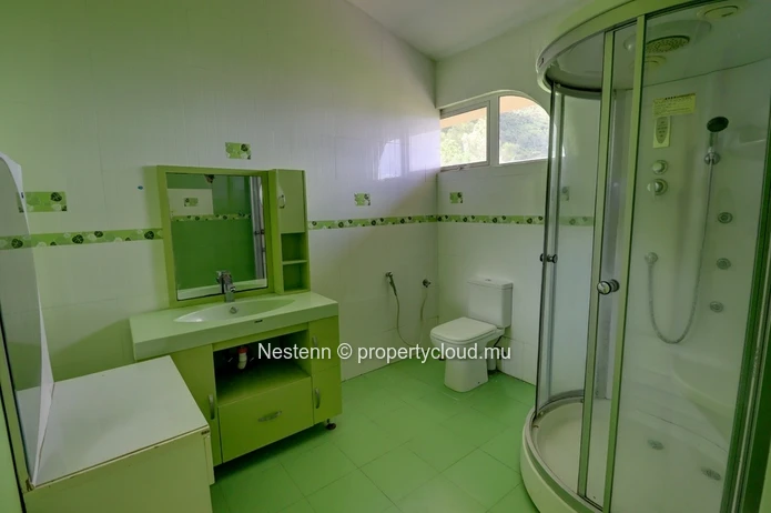 Maison traditionnelle de 5 chambres avec piscine et jardin