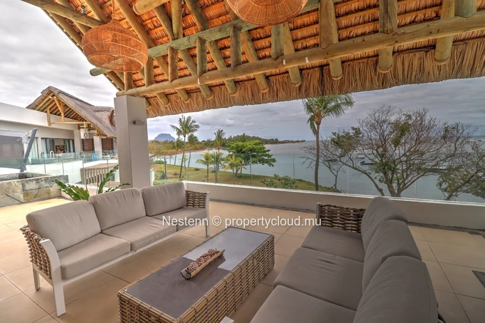 Penthouse de 4 chambres pieds dans l'eau  avec vue mer et montagnes. 